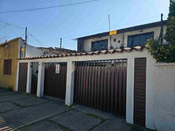 🏡 Se Vende Hermosa Casa de 2 Pisos – Comuna de Recoleta
📍 A pasos del Metro Einstein – Excelente conectividad 4D 2B