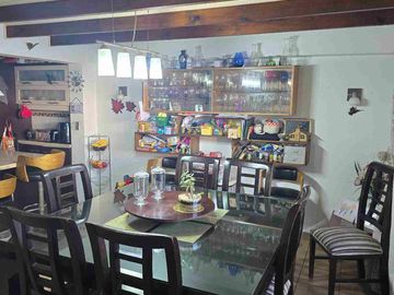 🏡 Se Vende Hermosa Casa de 2 Pisos – Comuna de Recoleta
📍 A pasos del Metro Einstein – Excelente conectividad 4D 2B
