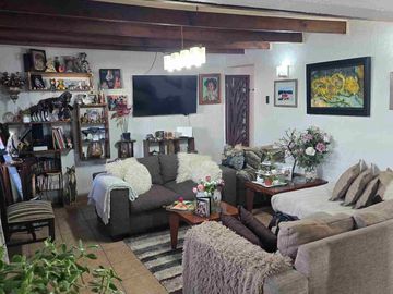 🏡 Se Vende Hermosa Casa de 2 Pisos – Comuna de Recoleta
📍 A pasos del Metro Einstein – Excelente conectividad 4D 2B