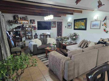 🏡 Se Vende Hermosa Casa de 2 Pisos – Comuna de Recoleta
📍 A pasos del Metro Einstein – Excelente conectividad 4D 2B