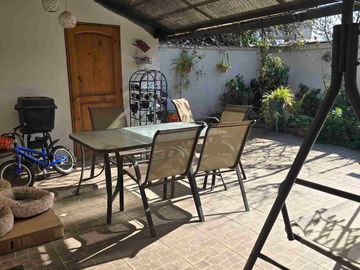 🏡 Se Vende Hermosa Casa de 2 Pisos – Comuna de Recoleta
📍 A pasos del Metro Einstein – Excelente conectividad 4D 2B