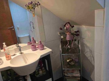 🏡 Se Vende Hermosa Casa de 2 Pisos – Comuna de Recoleta
📍 A pasos del Metro Einstein – Excelente conectividad 4D 2B