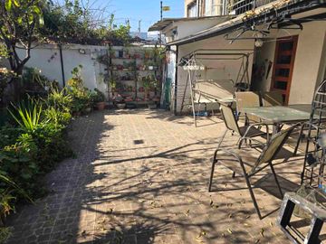 🏡 Se Vende Hermosa Casa de 2 Pisos – Comuna de Recoleta
📍 A pasos del Metro Einstein – Excelente conectividad 4D 2B
