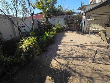 🏡 Se Vende Hermosa Casa de 2 Pisos – Comuna de Recoleta
📍 A pasos del Metro Einstein – Excelente conectividad 4D 2B