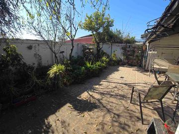 🏡 Se Vende Hermosa Casa de 2 Pisos – Comuna de Recoleta
📍 A pasos del Metro Einstein – Excelente conectividad 4D 2B