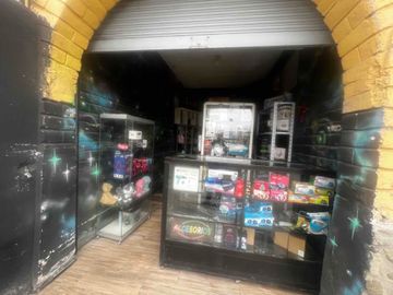 casa en venta con 2 locales en zona comercial sector san Blas