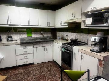 casa en venta con 2 locales en zona comercial sector san Blas