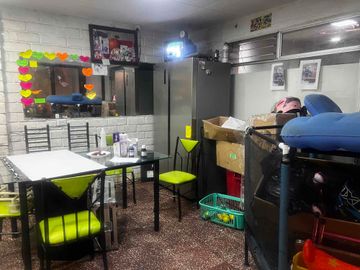 casa en venta con 2 locales en zona comercial sector san Blas