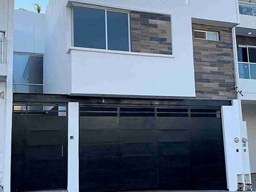 Amplia e iluminada casa en Venta, Villa Magna, S.L.P