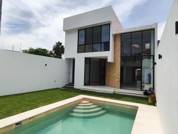 Se vende preciosa casa, sola, nueva,  de 3 recámaras con alberca, en el Fraccionamiento Las Fincas, en Jiutepec, Mor.