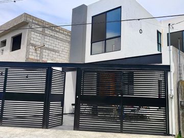 Se vende preciosa casa, sola, nueva,  de 3 recámaras con alberca, en el Fraccionamiento Las Fincas, en Jiutepec, Mor.