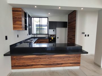 Se vende preciosa casa, sola, nueva,  de 3 recámaras con alberca, en el Fraccionamiento Las Fincas, en Jiutepec, Mor.