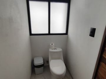 Se vende preciosa casa, sola, nueva,  de 3 recámaras con alberca, en el Fraccionamiento Las Fincas, en Jiutepec, Mor.