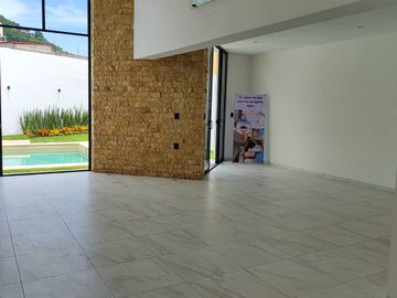 Se vende preciosa casa, sola, nueva,  de 3 recámaras con alberca, en el Fraccionamiento Las Fincas, en Jiutepec, Mor.