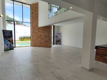 Se vende preciosa casa, sola, nueva,  de 3 recámaras con alberca, en el Fraccionamiento Las Fincas, en Jiutepec, Mor.