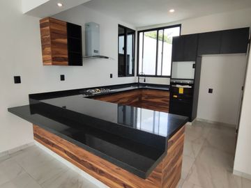 Se vende preciosa casa, sola, nueva,  de 3 recámaras con alberca, en el Fraccionamiento Las Fincas, en Jiutepec, Mor.