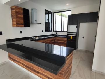 Se vende preciosa casa, sola, nueva,  de 3 recámaras con alberca, en el Fraccionamiento Las Fincas, en Jiutepec, Mor.