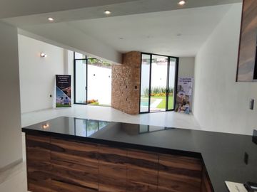 Se vende preciosa casa, sola, nueva,  de 3 recámaras con alberca, en el Fraccionamiento Las Fincas, en Jiutepec, Mor.
