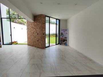 Se vende preciosa casa, sola, nueva,  de 3 recámaras con alberca, en el Fraccionamiento Las Fincas, en Jiutepec, Mor.