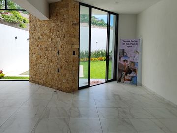 Se vende preciosa casa, sola, nueva,  de 3 recámaras con alberca, en el Fraccionamiento Las Fincas, en Jiutepec, Mor.