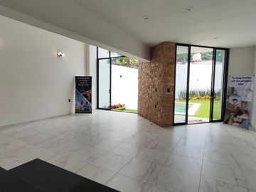 Se vende preciosa casa, sola, nueva,  de 3 recámaras con alberca, en el Fraccionamiento Las Fincas, en Jiutepec, Mor.