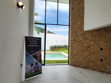 Se vende preciosa casa, sola, nueva,  de 3 recámaras con alberca, en el Fraccionamiento Las Fincas, en Jiutepec, Mor.