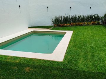 Se vende preciosa casa, sola, nueva,  de 3 recámaras con alberca, en el Fraccionamiento Las Fincas, en Jiutepec, Mor.