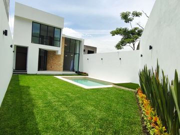 Se vende preciosa casa, sola, nueva,  de 3 recámaras con alberca, en el Fraccionamiento Las Fincas, en Jiutepec, Mor.