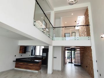 Se vende preciosa casa, sola, nueva,  de 3 recámaras con alberca, en el Fraccionamiento Las Fincas, en Jiutepec, Mor.