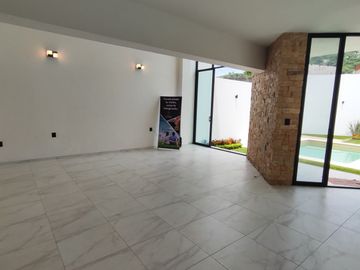 Se vende preciosa casa, sola, nueva,  de 3 recámaras con alberca, en el Fraccionamiento Las Fincas, en Jiutepec, Mor.