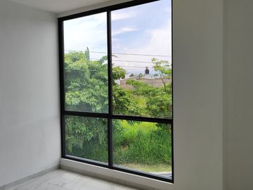 Se vende preciosa casa, sola, nueva,  de 3 recámaras con alberca, en el Fraccionamiento Las Fincas, en Jiutepec, Mor.