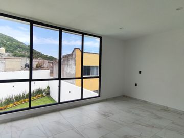 Se vende preciosa casa, sola, nueva,  de 3 recámaras con alberca, en el Fraccionamiento Las Fincas, en Jiutepec, Mor.