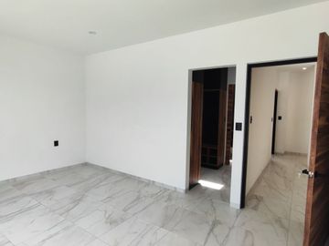 Se vende preciosa casa, sola, nueva,  de 3 recámaras con alberca, en el Fraccionamiento Las Fincas, en Jiutepec, Mor.