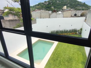 Se vende preciosa casa, sola, nueva,  de 3 recámaras con alberca, en el Fraccionamiento Las Fincas, en Jiutepec, Mor.