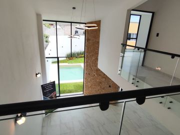 Se vende preciosa casa, sola, nueva,  de 3 recámaras con alberca, en el Fraccionamiento Las Fincas, en Jiutepec, Mor.