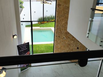 Se vende preciosa casa, sola, nueva,  de 3 recámaras con alberca, en el Fraccionamiento Las Fincas, en Jiutepec, Mor.