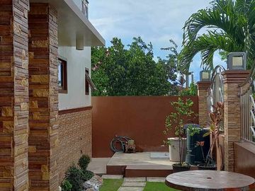 House and Lot with Balcony For Sale in Mendez Crossing West Tagaytay City RAS
