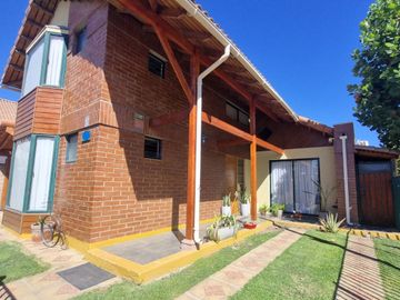 VENDE CASA EN SELECTO BARRIO DE MACHALI