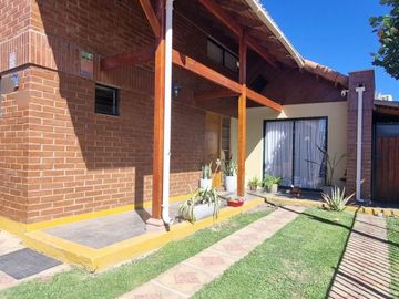 VENDE CASA EN SELECTO BARRIO DE MACHALI