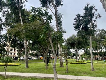 Venta de Dpto frente a parque Nuestra Señora de la Reconciliación en Surco