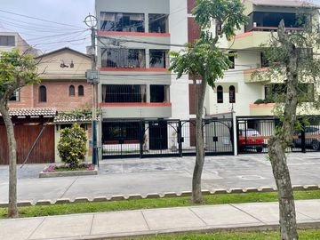 Venta de Dpto frente a parque Nuestra Señora de la Reconciliación en Surco