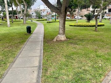 Venta de Dpto frente a parque Nuestra Señora de la Reconciliación en Surco