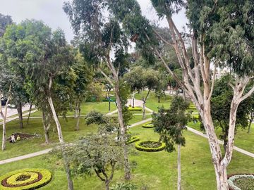 Venta de Dpto frente a parque Nuestra Señora de la Reconciliación en Surco