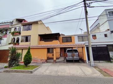 Se Vende Casa en Surco – Frente a Parque, en Condominio Seguro y Residencial