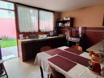 Se Vende Casa en Surco – Frente a Parque, en Condominio Seguro y Residencial