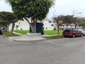 Se Vende Casa en Surco – Frente a Parque, en Condominio Seguro y Residencial