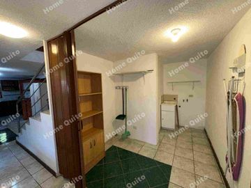 Casa en venta en Playa Chica Valle de los Chillos con hermoso jardin