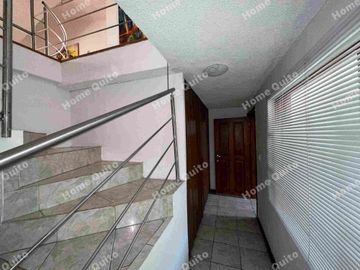 Casa en venta en Playa Chica Valle de los Chillos con hermoso jardin