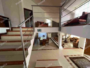 Casa en venta en Playa Chica Valle de los Chillos con hermoso jardin
