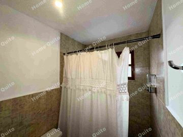 Casa en venta en Playa Chica Valle de los Chillos con hermoso jardin